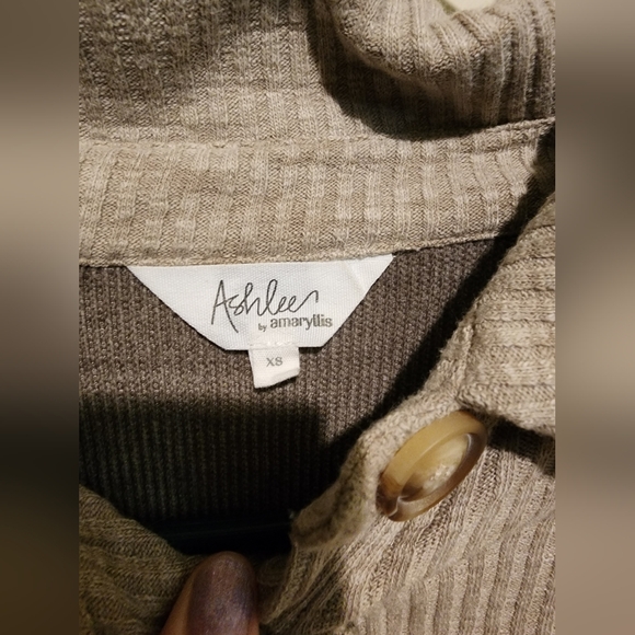 Button top - Picture 2 of 2